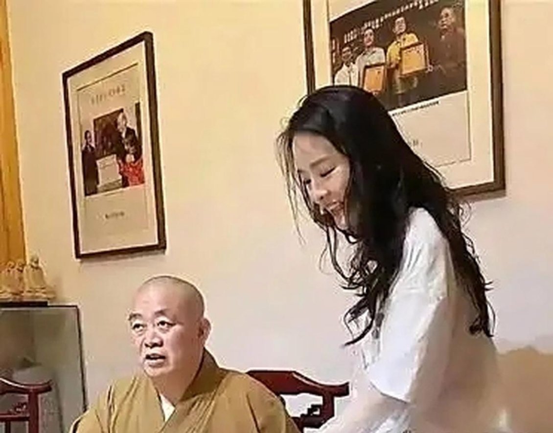 哎，释方丈和夫人的同框照被扒出来，这事儿还挺有意思。照片里，释夫人皮肤如瓷，光泽