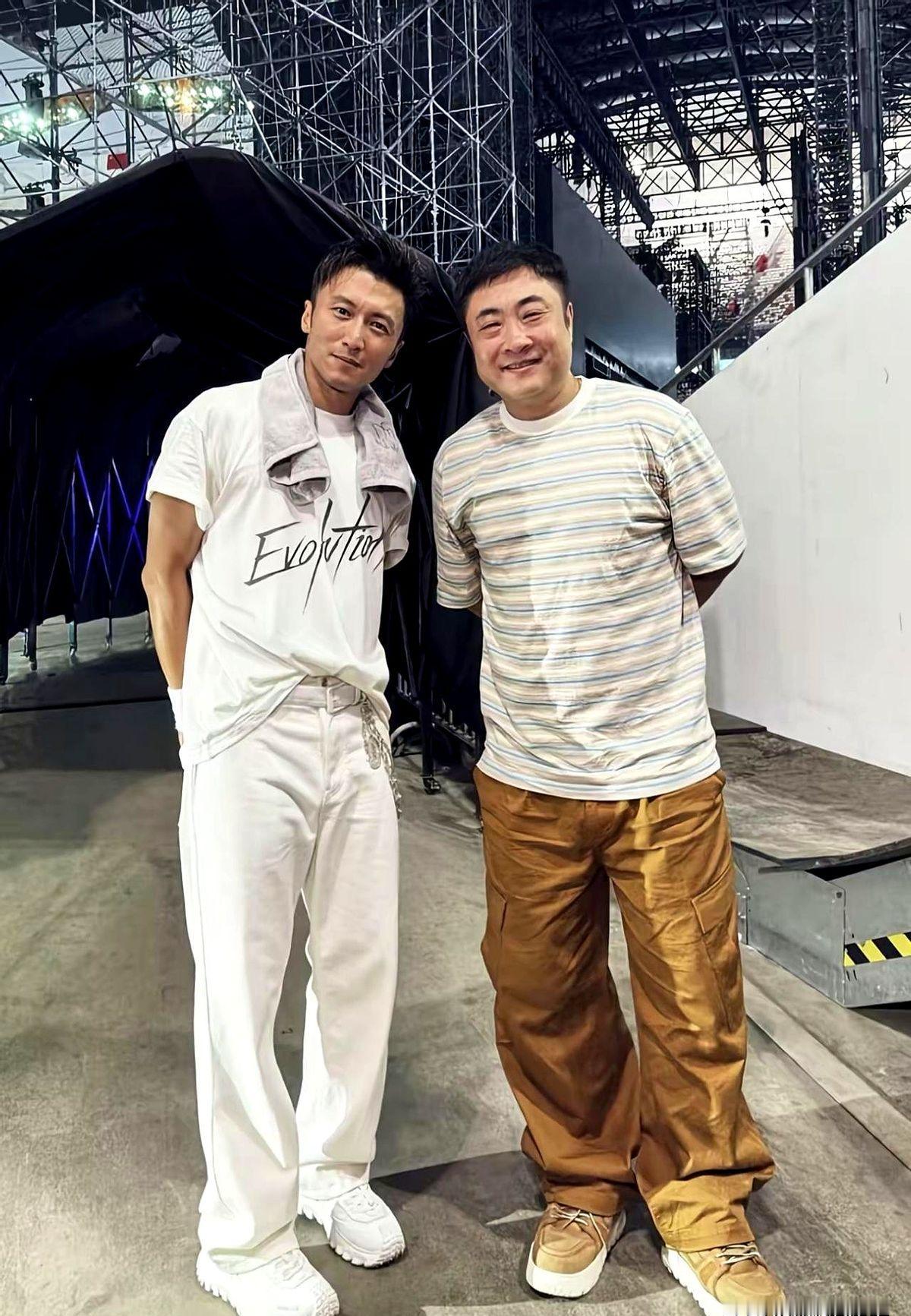 “这次终于敢正眼看偶像了！”工作人员一句玩笑，乔杉的反应亮了。谢霆锋鸟巢演唱