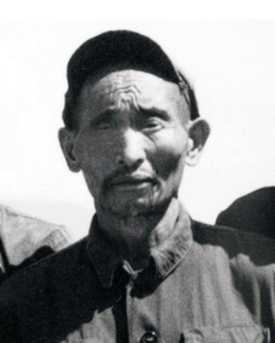 1952年，西康军区解放军在黑彝部落剿匪时，救出一名汉人奴隶，此人说出名字后立即