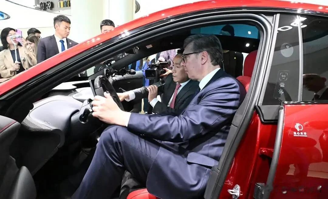 武契奇买不起小米汽车，是小米汽车太贵了，还是武契奇的工资太少了？5月26日，塞