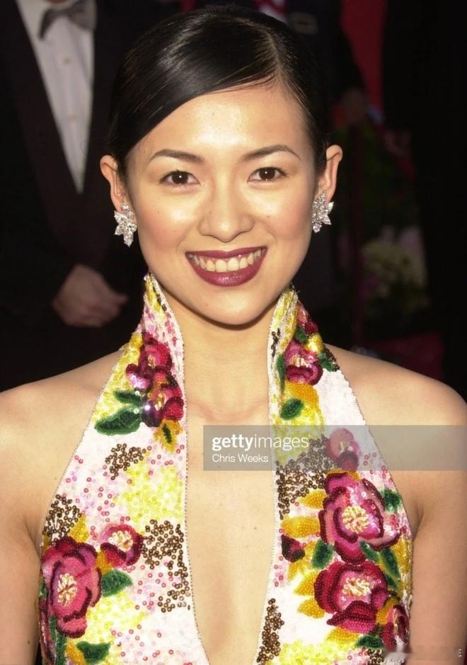 章子怡风光无限的2001年身穿中国风旗袍亮相奥斯卡颁奖典礼​​​