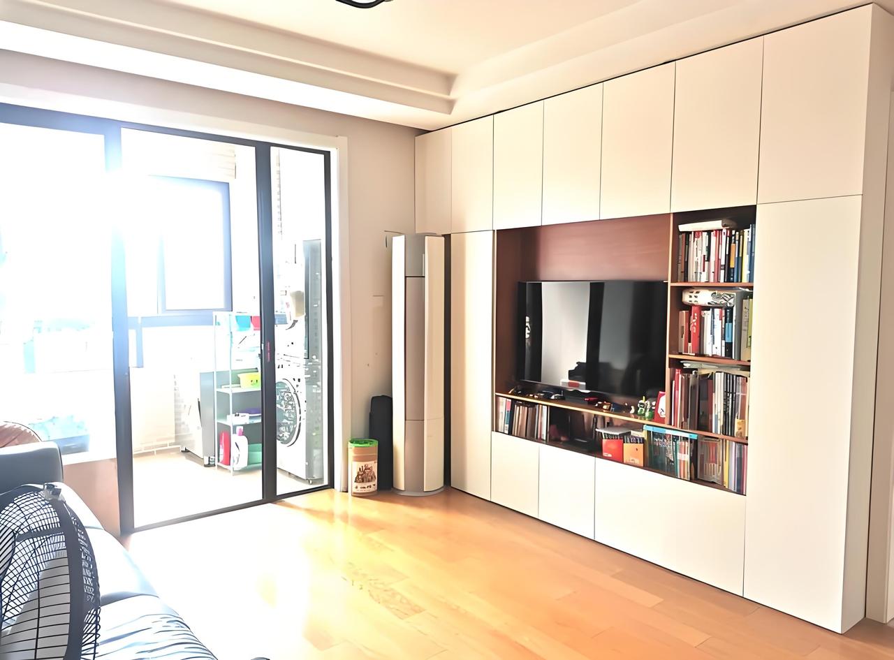 一个老哥三年前在苏州科技城入手一套106平三房两卫，花了近300万，他找到中介，