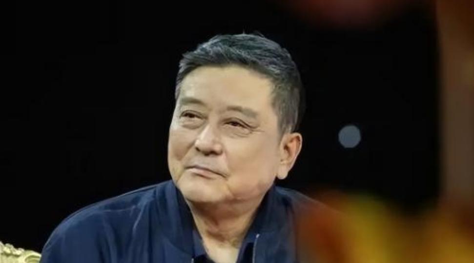 曾是北影厂第一美男，迷倒万千少女，7年婚姻无儿无女，如今68岁满头白发身材