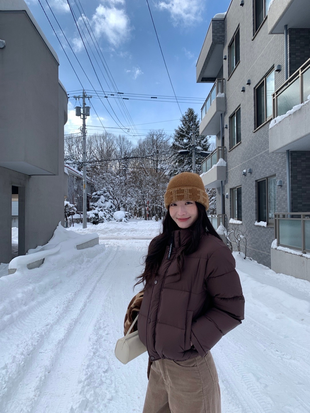 Thero*w的裤子真的非常显腿长配啥都好看这个羽绒服是很火的那个ins博主同