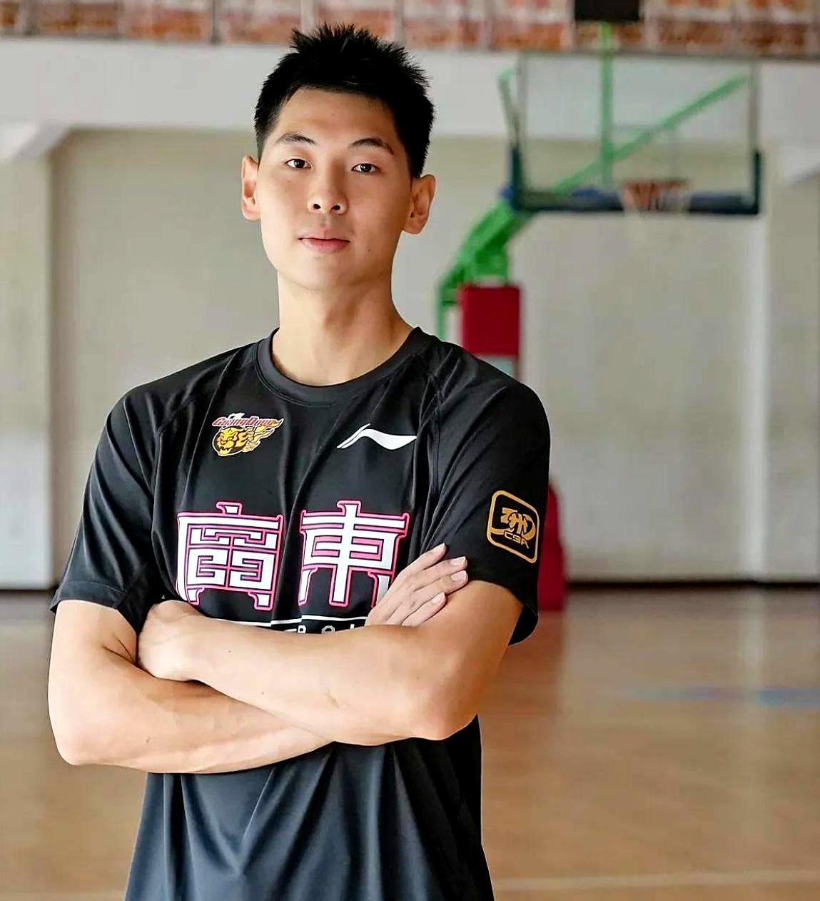 崔永熙延期复出，因为腿部伤势并未痊愈，广东宏远只能让他宏远原本计划崔永熙