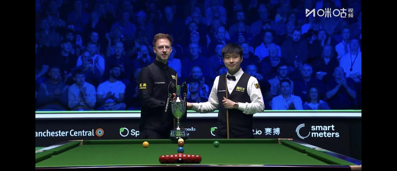 贾德·特鲁姆普被赵心童10比3打回家，赛后第一句话是“我拿错球杆了”。他指的