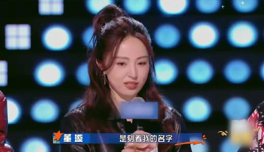 原来如此说起耳机梗，董璇说:“这个耳机他买的是情侣款，他那个耳机盒上刻着我的名