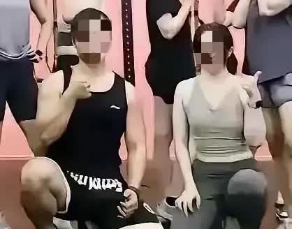 健身教练彭某某与工行区域经理梁某某的照片健身是好事，溅身可就不是什么好事了