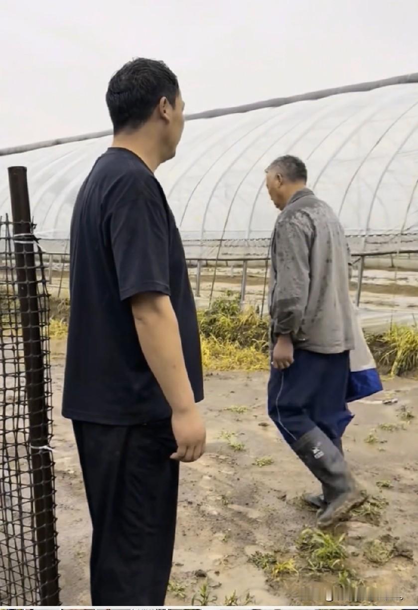 小故事！看着大飞和他老爸的背影，真是感慨万千，刚才大飞他老爸，来