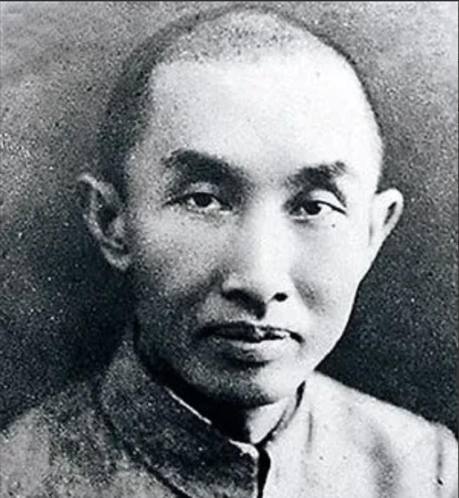 1952年，一位老人，在服用下大量安眠药后，安详辞世，他一生爱国，德高望重，有人