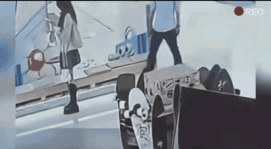 简直是色胆包天，男子居然将头伸进美女裙底偷看。商场内，一位长发超短裙性感