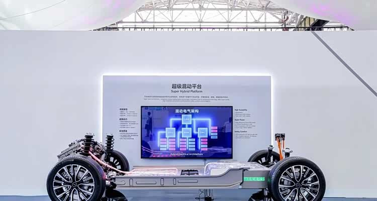 今年3月份，长安、奇瑞、吉利、长城，四家自主品牌前后脚宣布搞HEV。就是那种不用