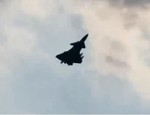 歼-20太残暴了，翅膀下挂满霹雳导弹，总共14枚，让F-35怎么活？ 军迷圈