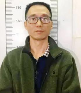 1995年，广东一高干子弟杀死银行运钞员，劫走现金1500万后逃离了现场，此后他