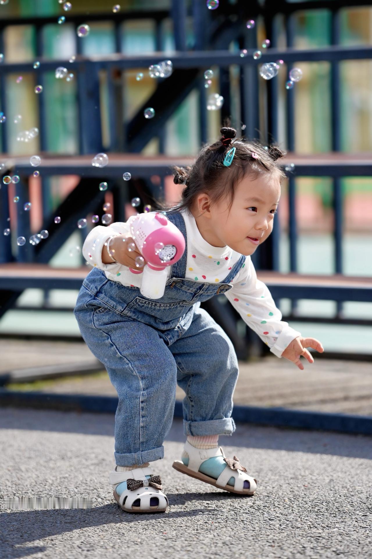 快乐童年泡泡机把童年装进泡泡里可爱泡泡机女孩童年无限可爱追泡泡的小姑娘