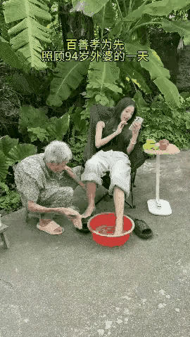 妈妈让女儿去照顾九十四岁的外婆，一进门，可把外婆乐坏了，外婆高兴得又是端茶又是倒