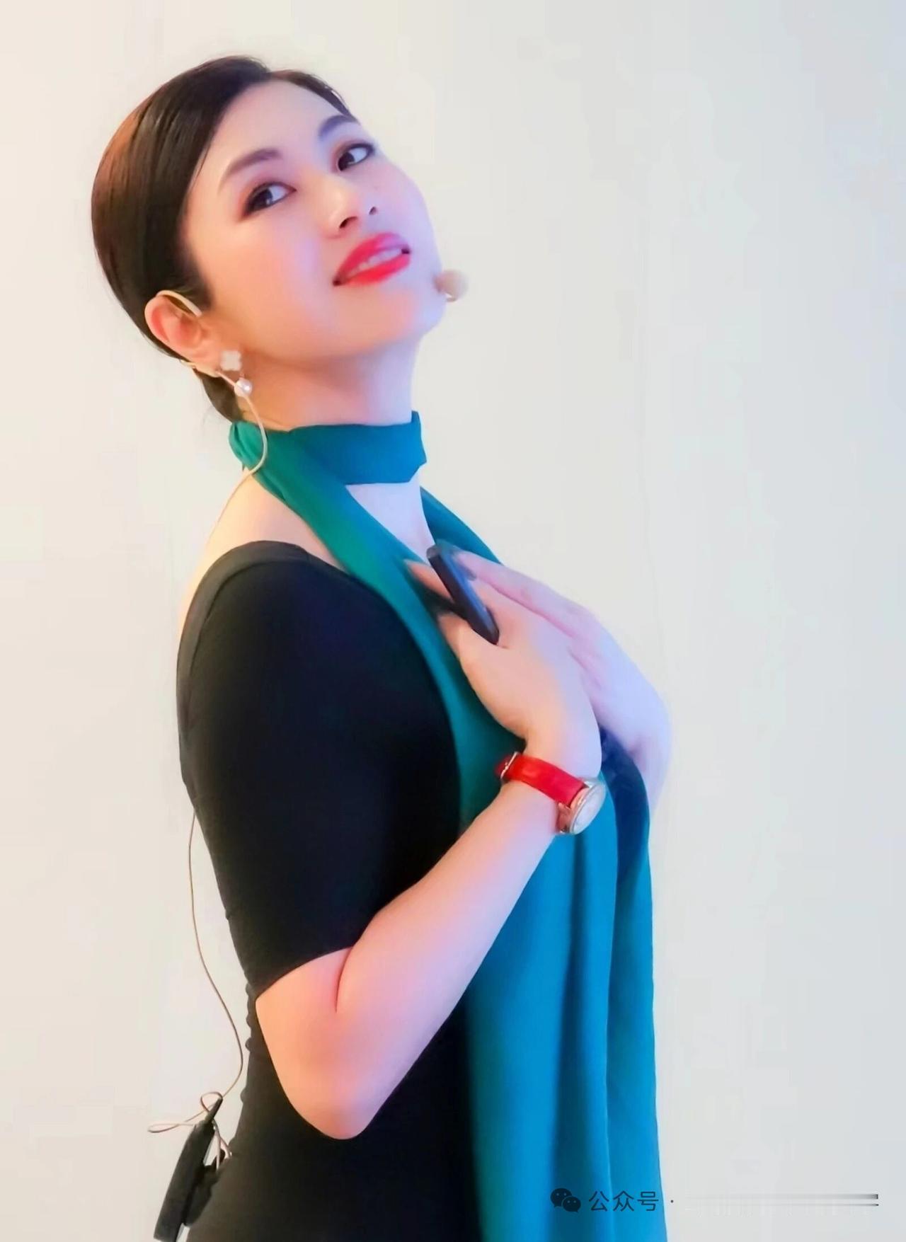 形体是生命的语言，我们的身体是一本无言的书，形体仪态便是书中的文字。挺拔的身姿传