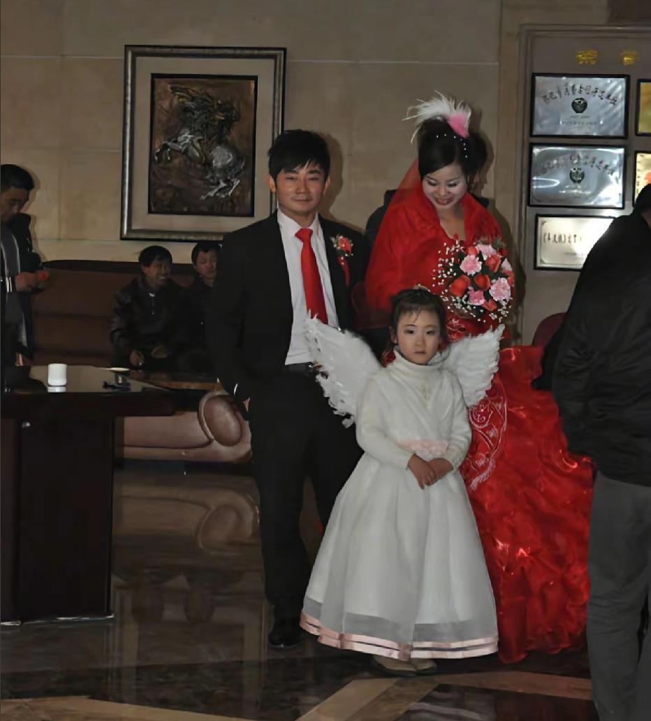 张雪的一生简直就是励志和幸运结合体励志：张雪的父母在他幼时离异，跟着奶奶相依