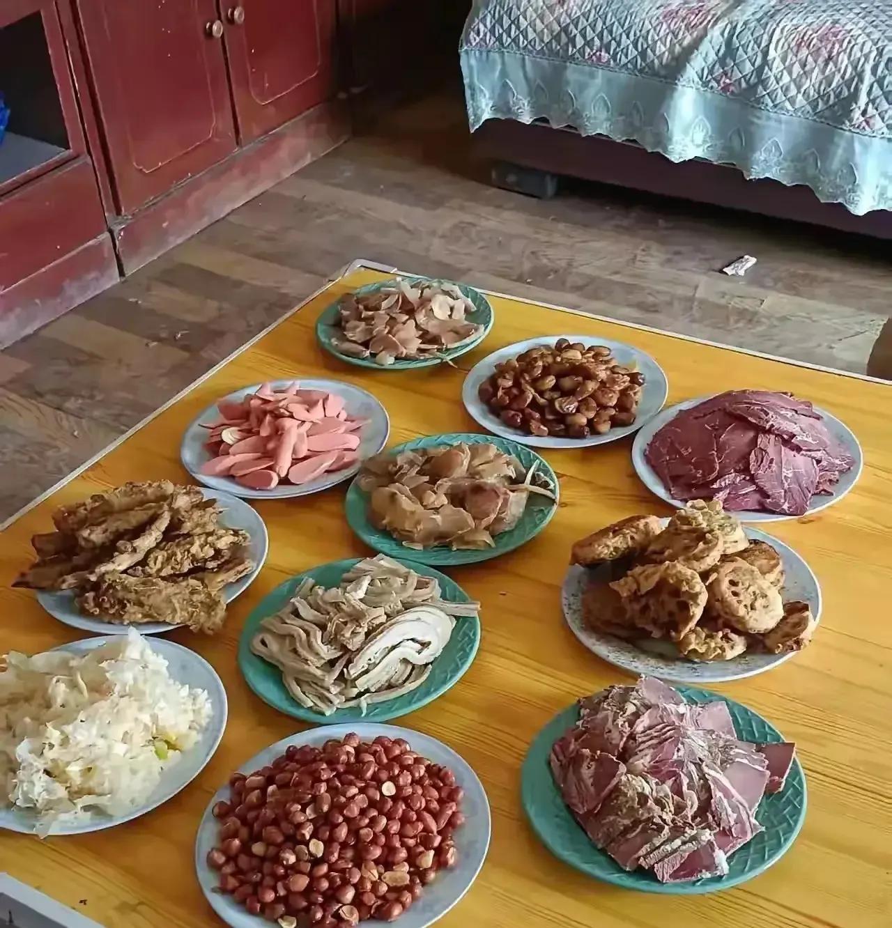 这桌菜是哪里的菜系？首先排除沿海地区，排除东北，桌上有几盘牛肉（也可能是驴肉）