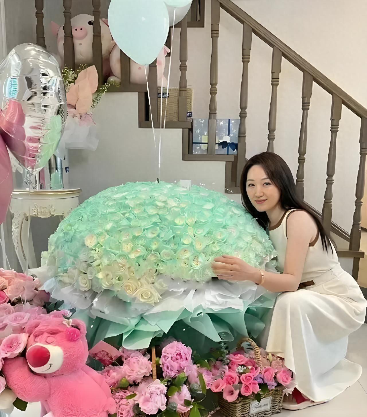 杨钰莹55岁生日，粉丝送满鲜花，状态依旧年轻。5月11日，杨钰莹迎来了自己5