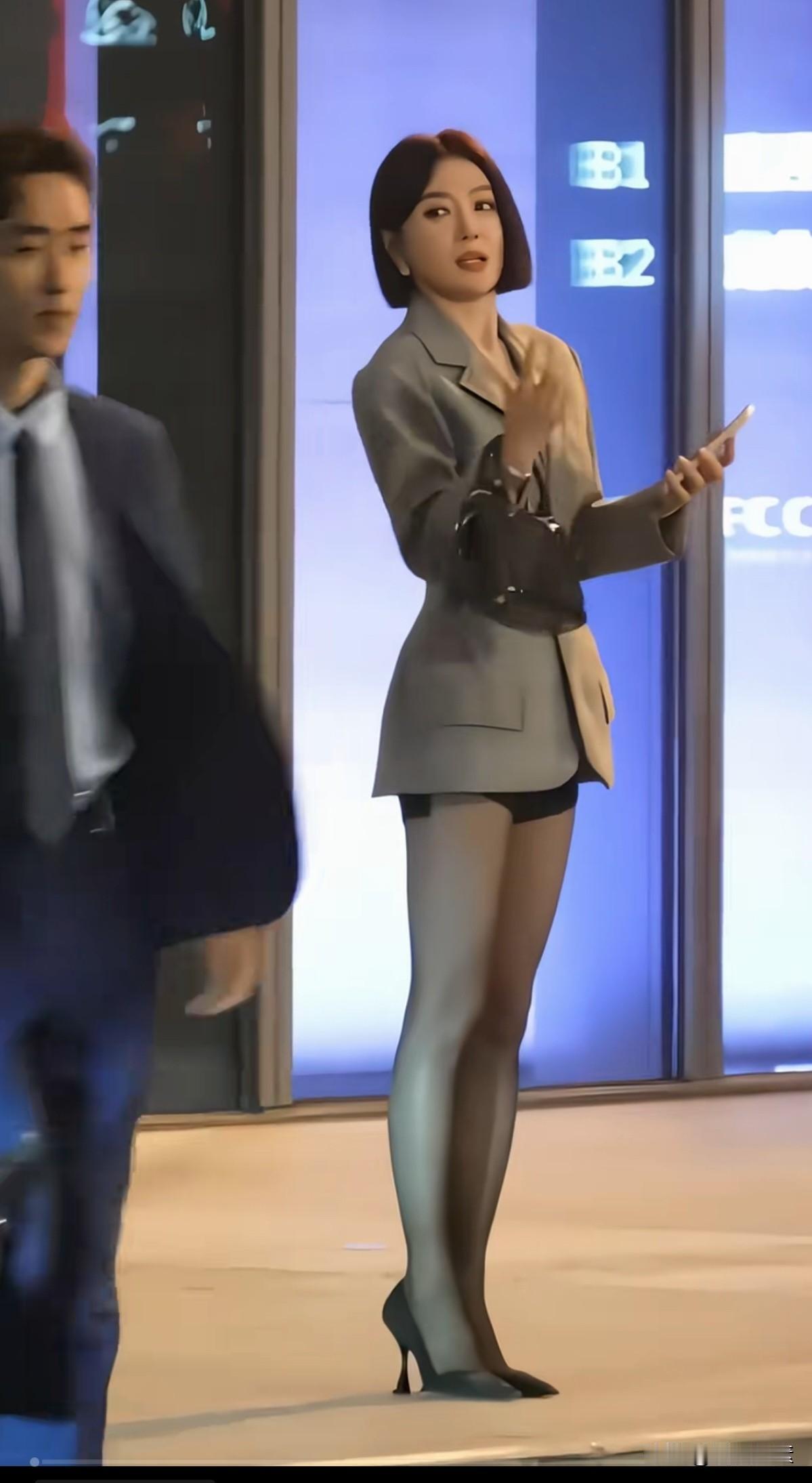 秦岚都快五十岁了，身材还这么亭亭玉立，苗条笔直，娱乐圈很难找出第二个了。