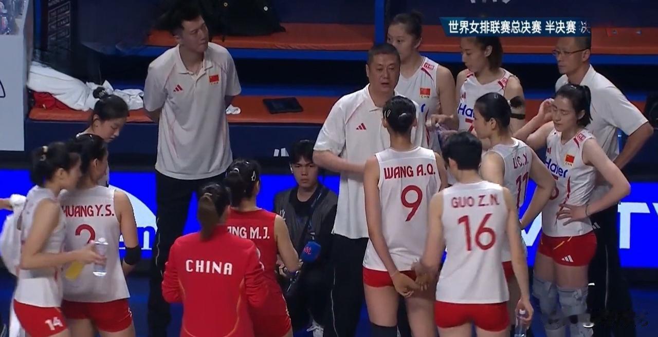 四连败，中国女排负土耳其，赛后球员评分：王奥芊最佳3人不及格女排世联赛