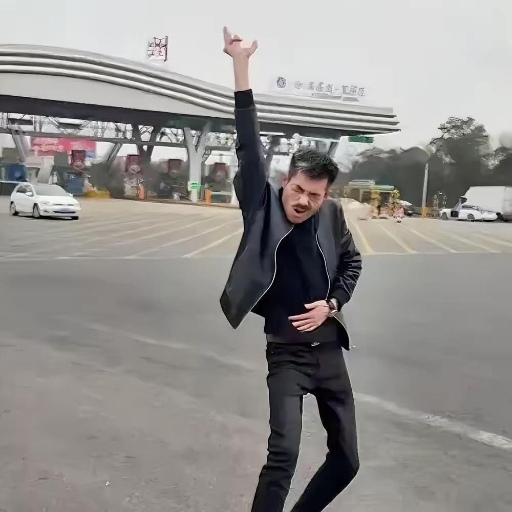 阿四真名叫陈志远，去年还在义乌档口搬货。​今年穿黑西装叼牙签，一句良心论刷屏。