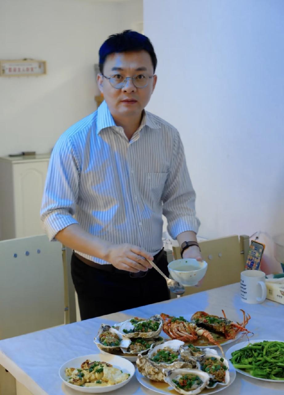 我发现我老公真的是老了，都快50岁就开始无欲无求了。说一个丢人的事情，实在难