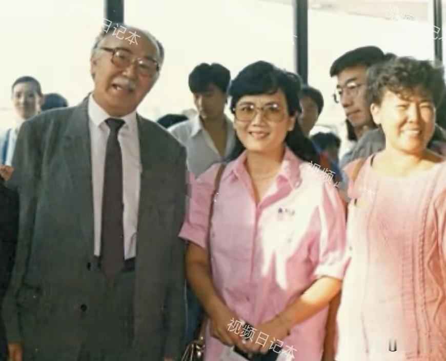 李秀明在机场与凌导演合影这次秀明出国可不是去加国，而是赴美参加电影节，时间是八