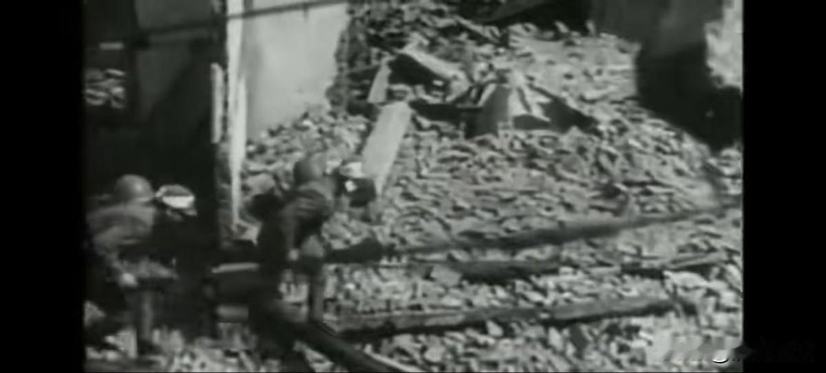 11月17日新闻联播3分钟黑白影像，愣是让全国观众集体红了眼眶！没提前放预告，也