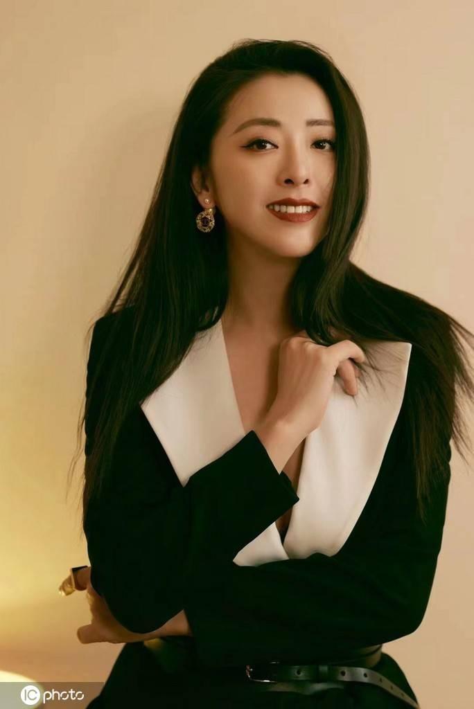 2005年，24岁的黄小蕾认识了大张伟，后来在接触中她被这个幽默的男生所吸引，并