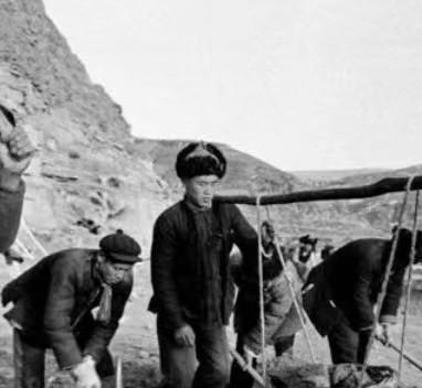 1965年，黑龙江一农民正搂着娇媳妇准备享受春宵一刻，突然外面传来一阵刺耳的嚎叫