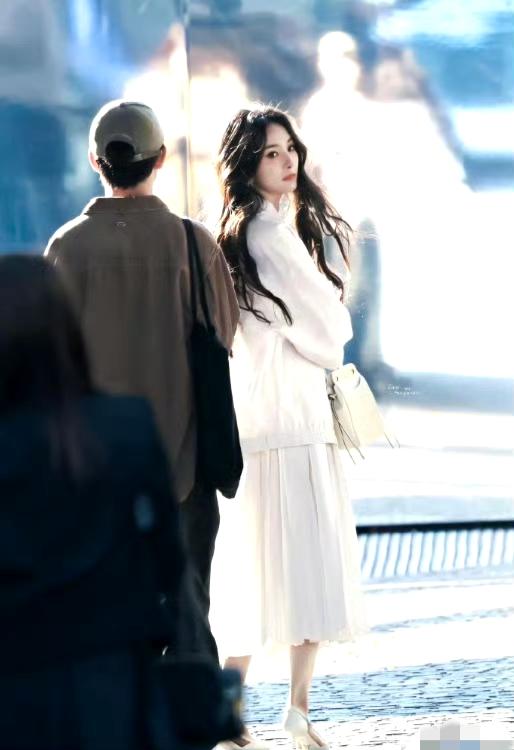 杨幂米兰神图刷屏！白月光闪耀海外，美到让人精神一振✨杨幂亮相米兰，一身纯白