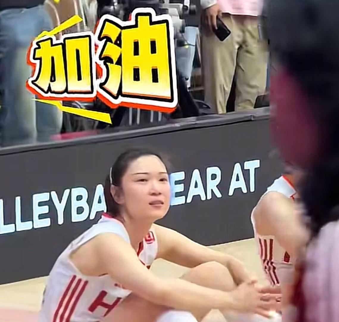 原来老将王梦洁也哭了[哭哭][哭哭][哭哭]昨晚上输了法国女排后，队员们都在场上