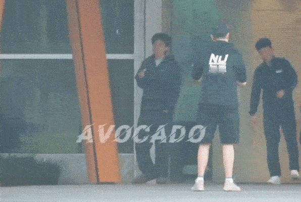 4月9日，男队集合点名，王楚钦开始恢复训练了。今天一早头哥边吃东西边在等大家