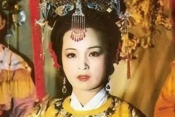 87版《红楼梦》中的元春吊打李少红版本《红楼梦》的元春。后者甚至可以当前者的长辈