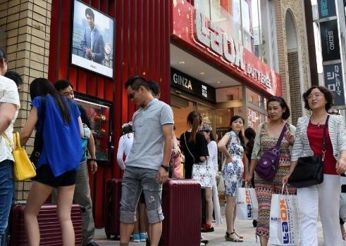 报应终于来了！殴打中国游客、禁止中国人进入、歧视中国游客，这些情况在国外屡见不鲜
