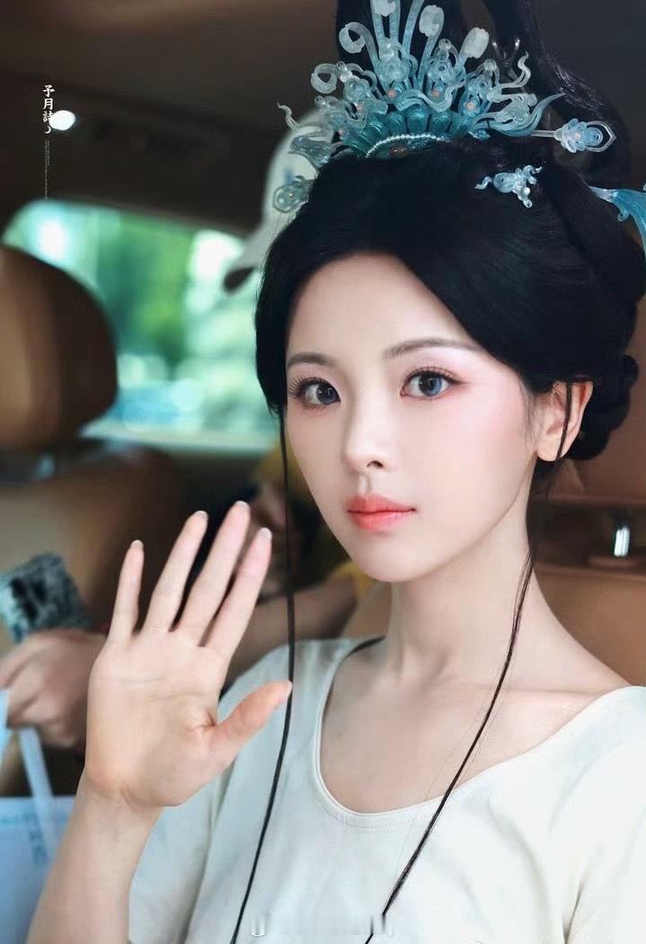 杨超越《峨眉》出妆路透，这太美了