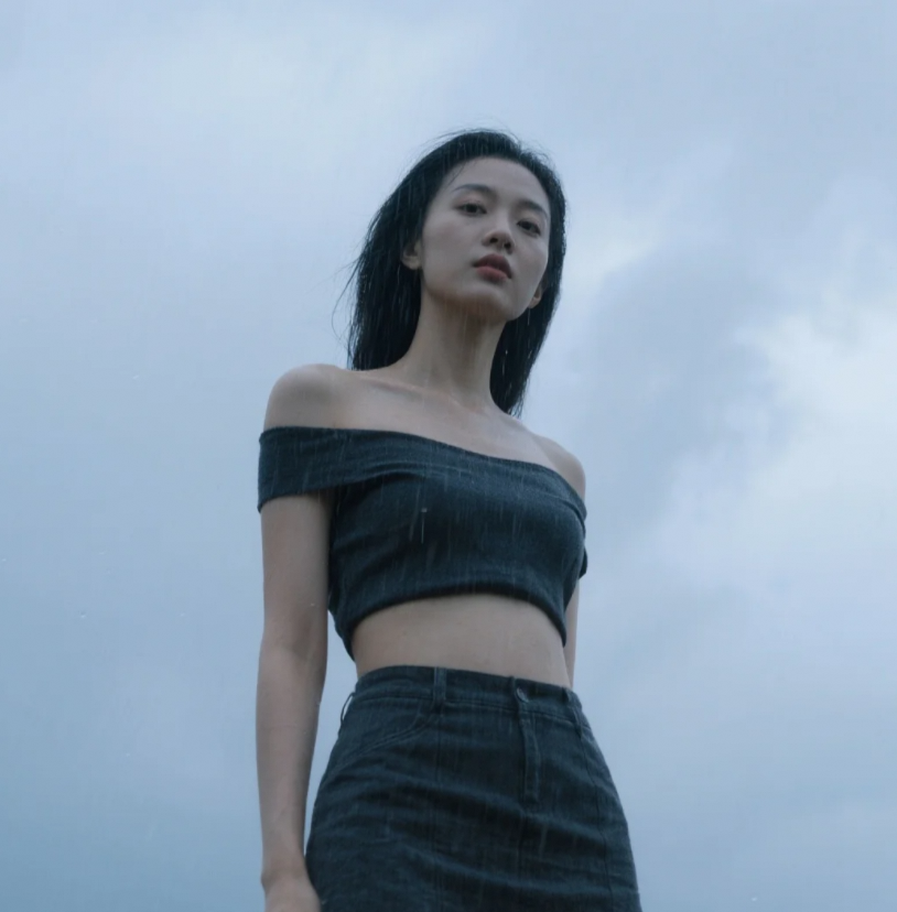 美女漫步在阴雨的小巷，雨滴打湿了发梢，却美成了时光里的诗