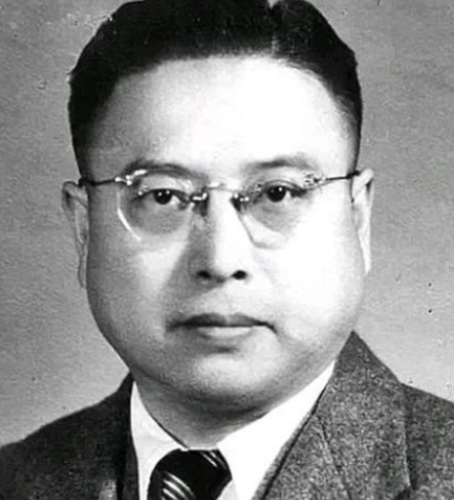 1949年，黄竞武不幸被捕，但他根本不屈服，敌人竟残忍的将他活埋！眼看泥土已将他
