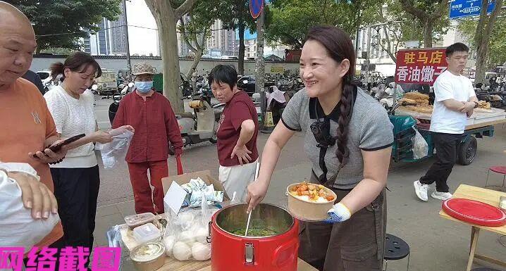 河南郑州有女子在一处医院附近摆摊卖盒饭，因看到太多病患家属生活的不容易，女子的盒