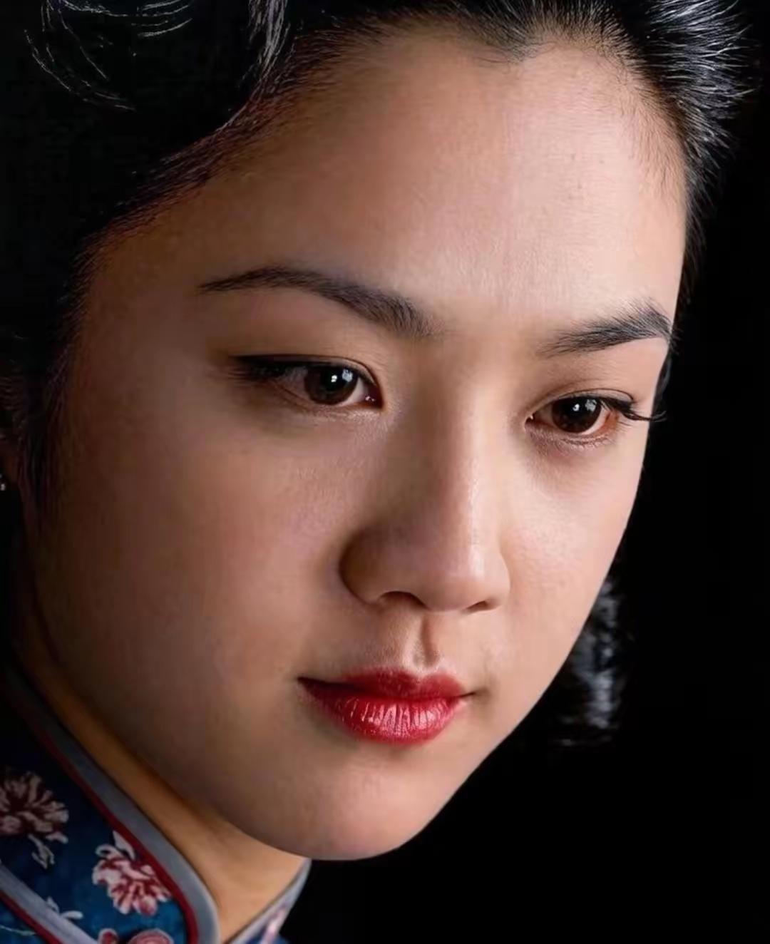 就这样的汤唯看起来确实是比刘嘉玲要好看有一种美人的气质非常的婉约，委婉又温柔又