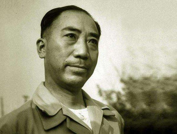 1945年10月，戴笠请50个汉奸吃饭，酒足饭饱后，戴笠突然起身：现在宣读逮捕名