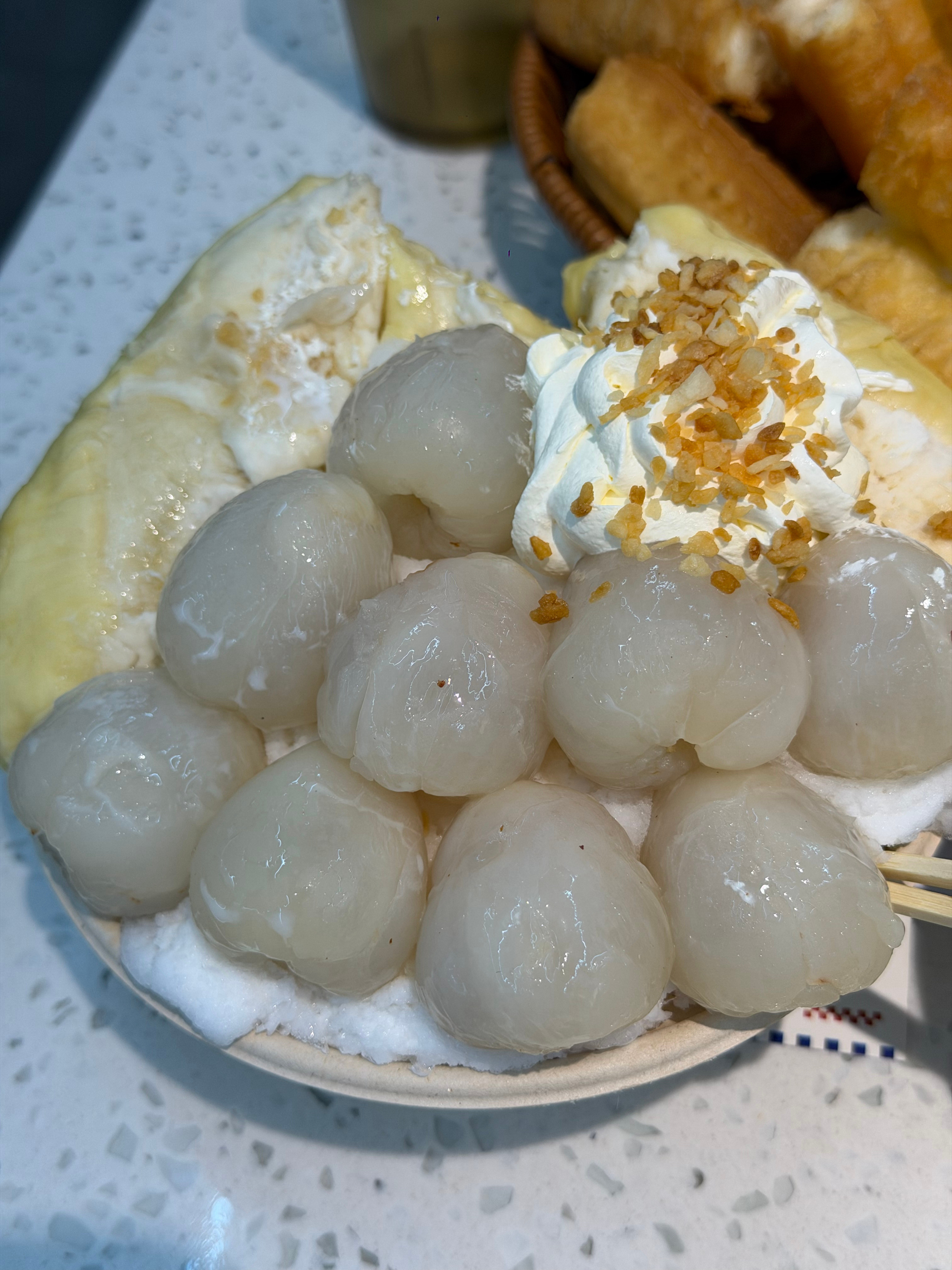 去了一家火锅店很好吃牛奶牛肉牛奶可乐（刚开始好喝后面没汽了就一般还有很多雪