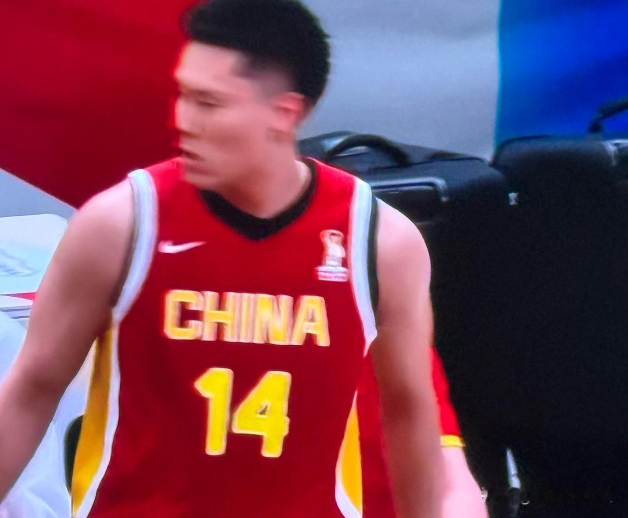 上半场比赛结束。中国男篮46:42黎巴嫩领先4分。第一节，中国队进