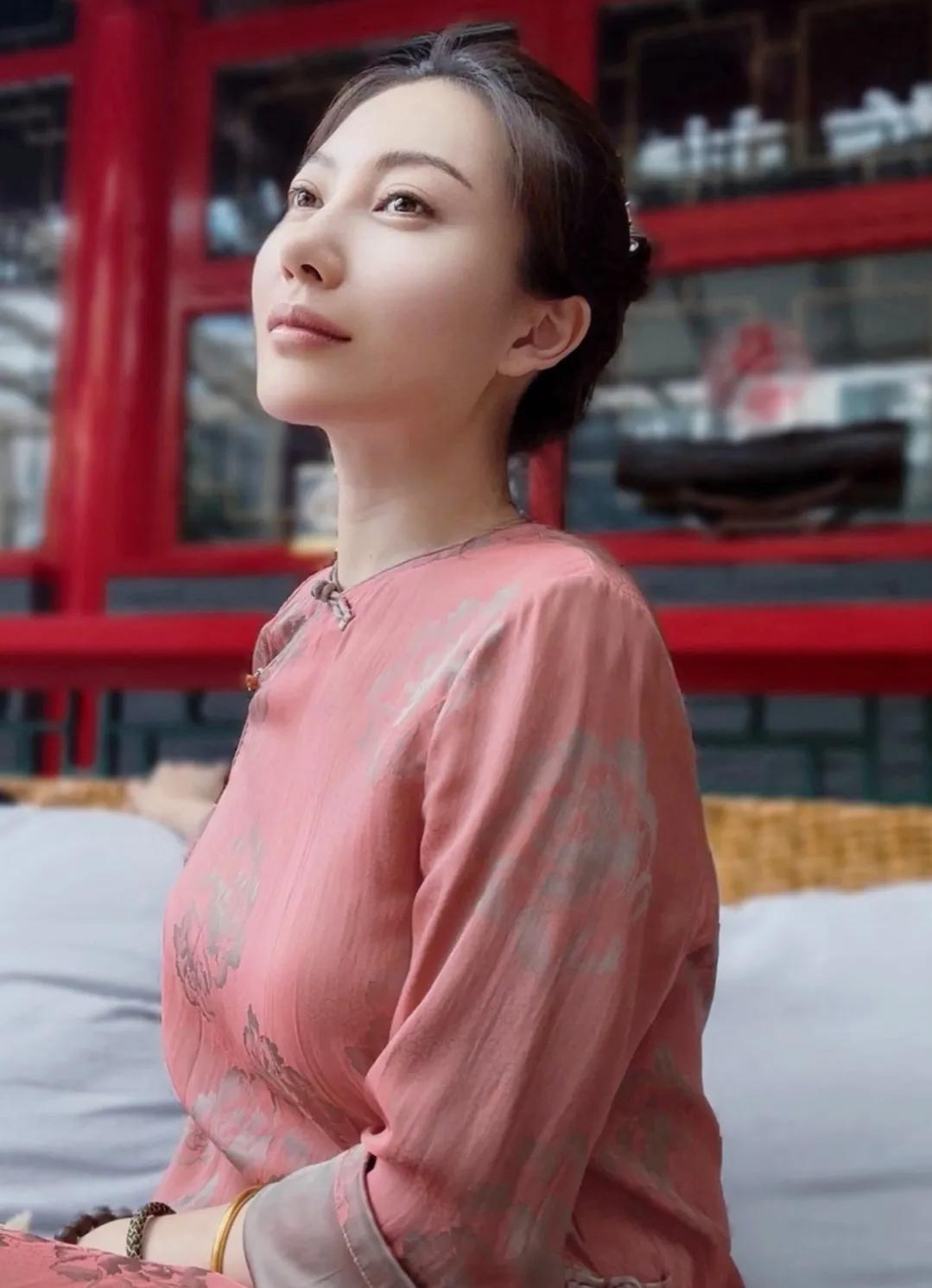 章子怡嫂子、演员殷旭庆祝43岁生日，被家人的爱意、鲜花和蛋糕环绕，太幸福啦。