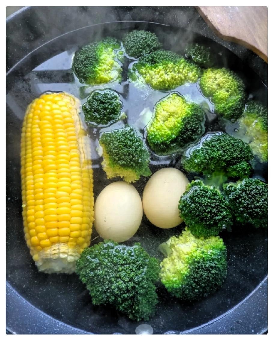 奉劝各位别过度减肥，我表妹减进了医院。她1米65，120斤，说胖，我说你不胖