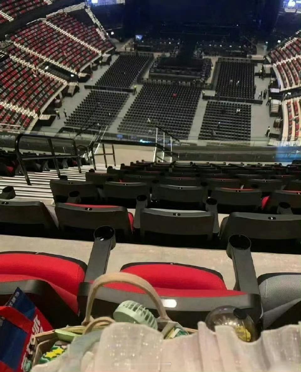演唱会这种座位真的安全吗？没看过演唱会的人真的吓死了