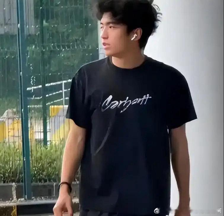 谢霆锋和张柏芝的大儿子Lucas谢振轩在悉尼的日常生图流出，这孩子懂事程度远超大家想象​