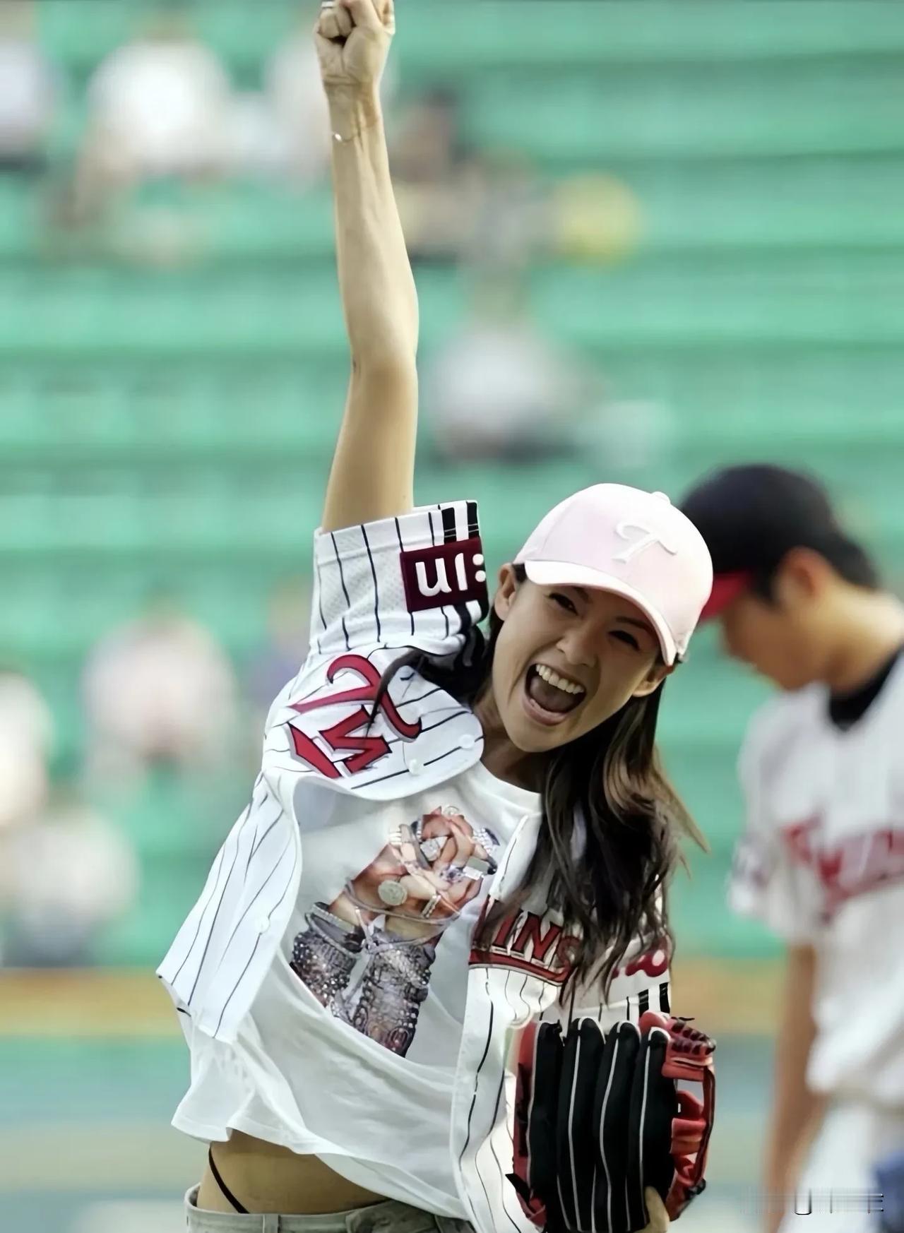 内娱一个章子怡,韩国一个孙艺珍,感觉她们俩都是属于从头到脚趾头每一个零件都长得好